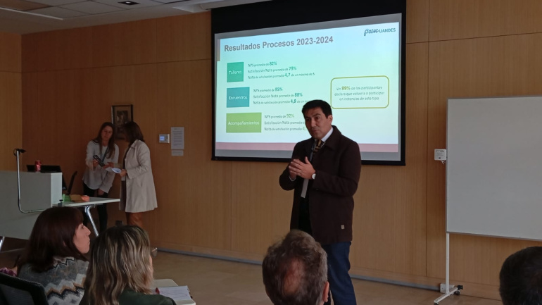 Profesor del colegio Nocedal expone sobre experiencia del establecimiento en seminario de Fundación Astoreca y Universidad de los Andes