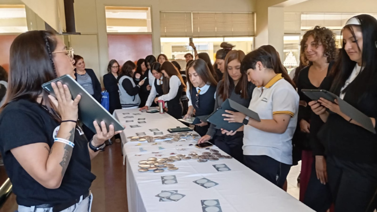 Alumnas del colegio Almendral tendrán acceso a contenido científico a través de una plataforma tecnológica